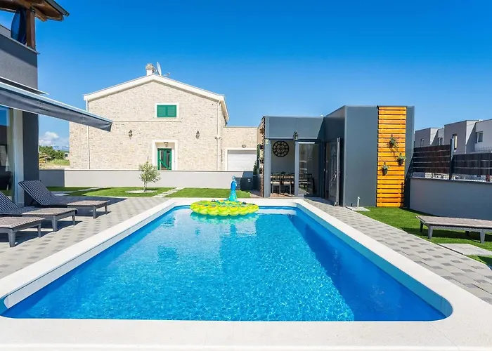 Lana Привлака