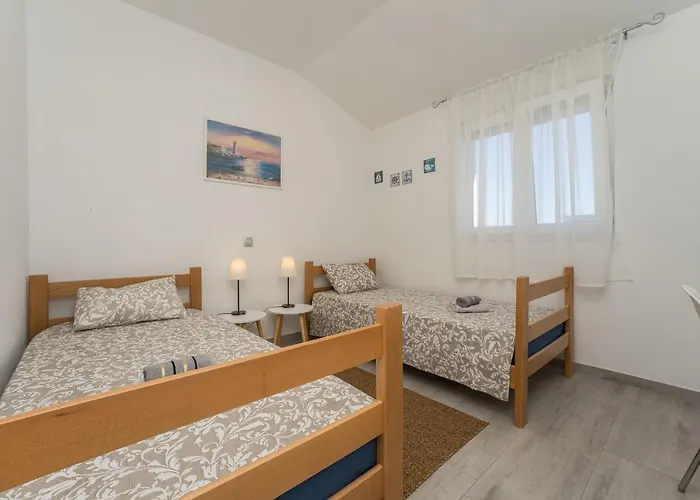 Lana Привлака