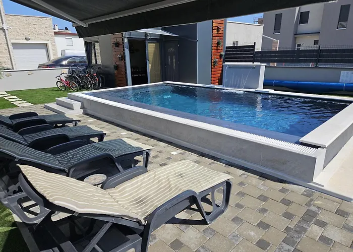 Lana Привлака